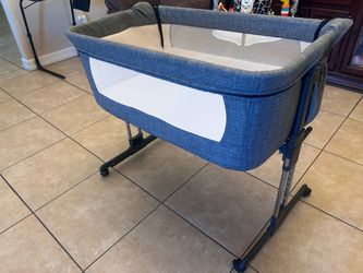 Baby Bedside Bassinet with Adjustable Stand