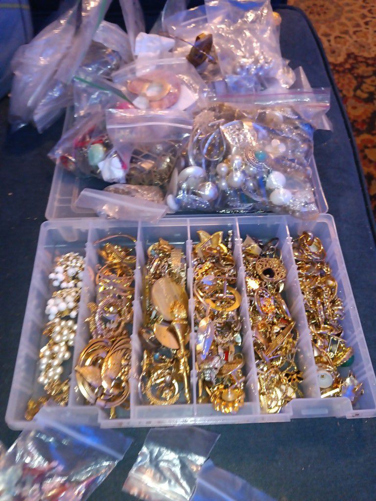 Vintage Jewelry 15 Lbs for Sale in Portland, OR - OfferUp