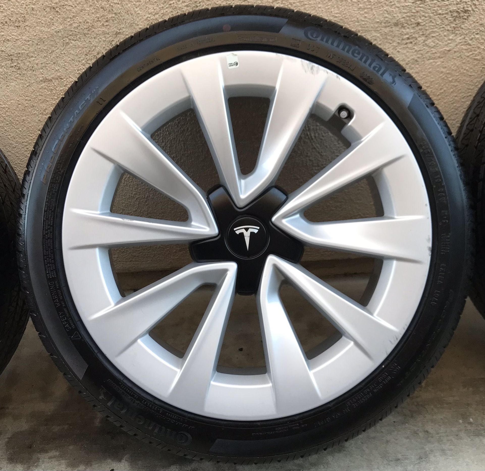 Tesla Sport 19” wheel 