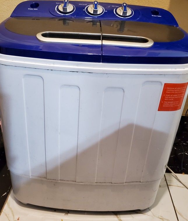 Portable washing machine with separate spin dry compartment 