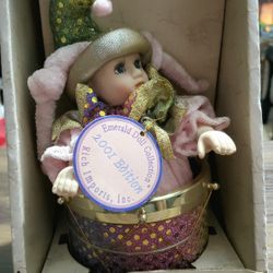 COLLECTIBLE VTG CLASSIC TREASURES PORCELAIN ANIMATED MUSICAL JESTER in DRUM