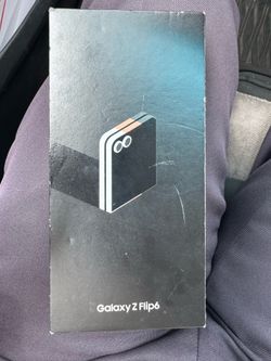 Black samsung galaxy Z Flip6