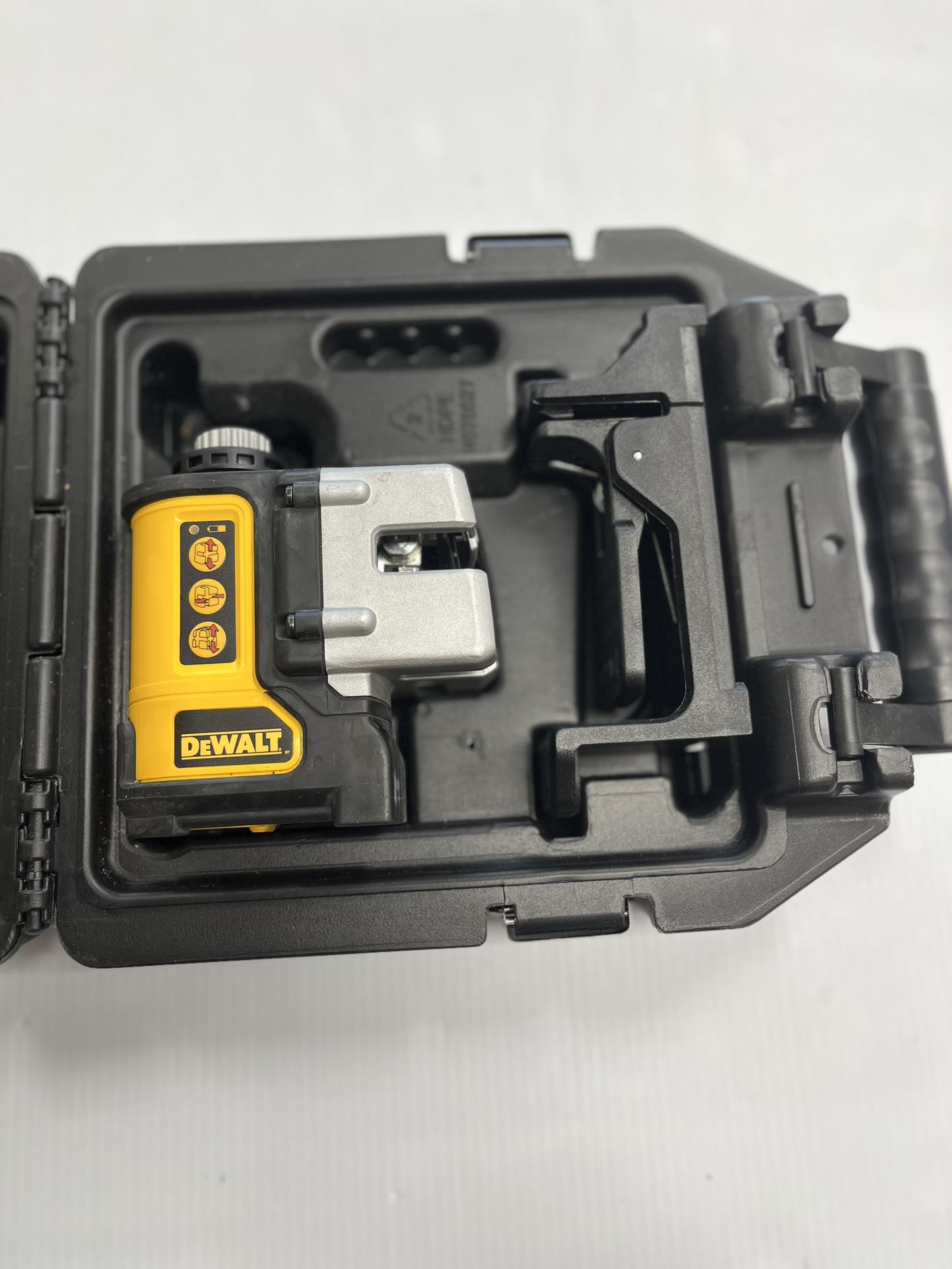 DEWALT DW089 SELF LEVELING BEAM LINE LASER, IN USED CONDITION, COMES WITH CASE