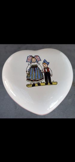 Vuntage hanging trinket box