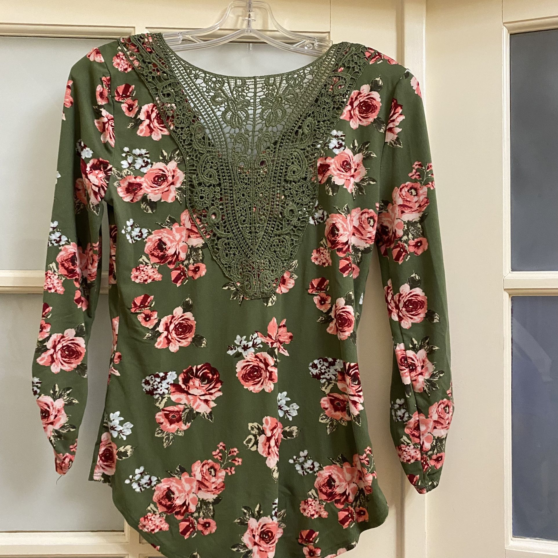 Women’s Green Floral top with lace neck line - Small