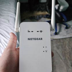 NETGEAR - AC1200 Dual-Band Wi-Fi
Range Extender - White