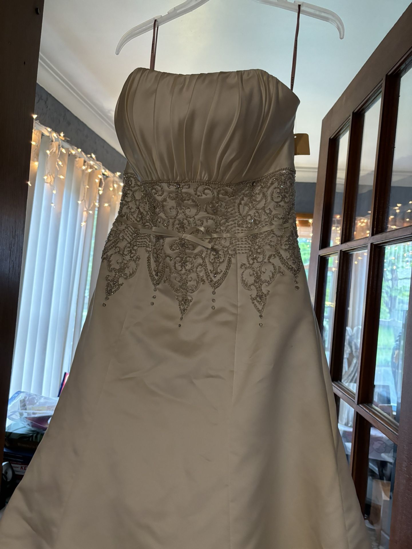 Wedding Dress Size 10. Never Used Excellent Condition 