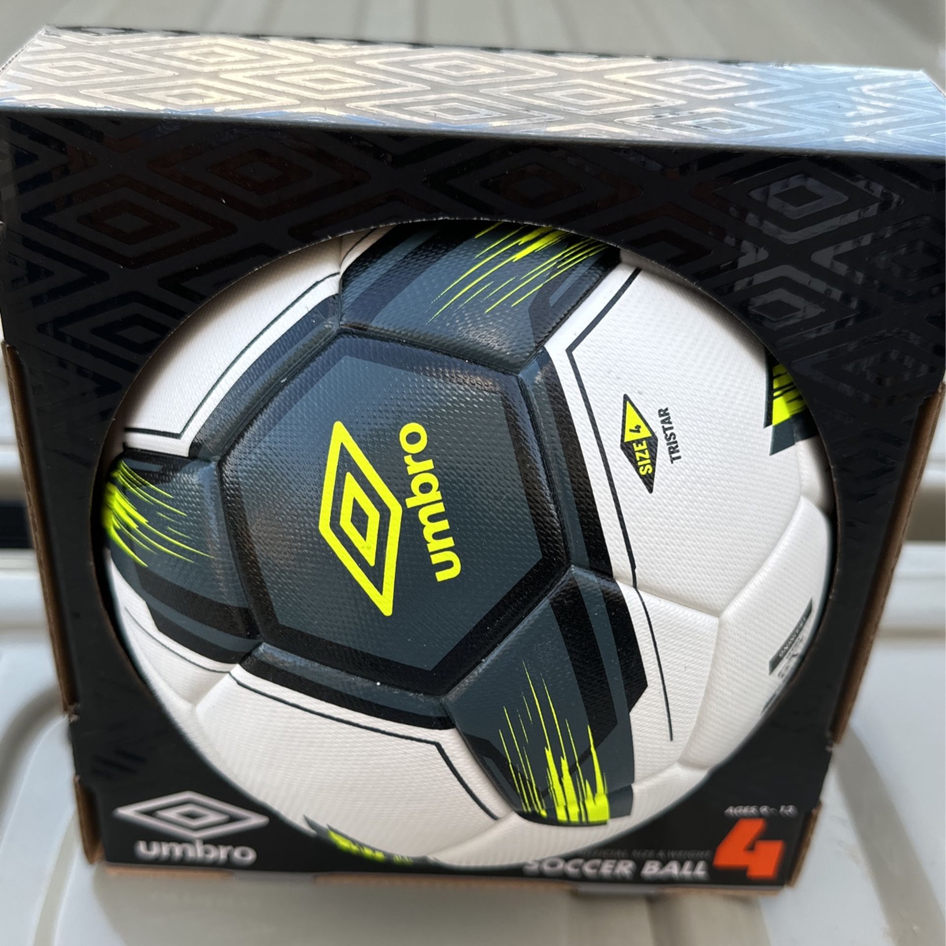 New Umbro Tristar Size 4 Soccer Ball