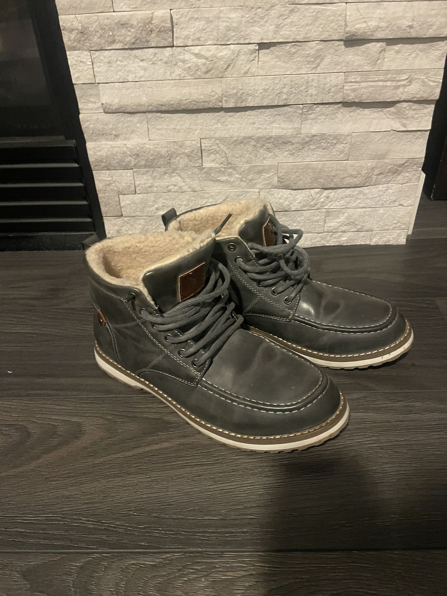 Excellent condition gray leather chukka winter boots - size 9. Fit like a 9.5