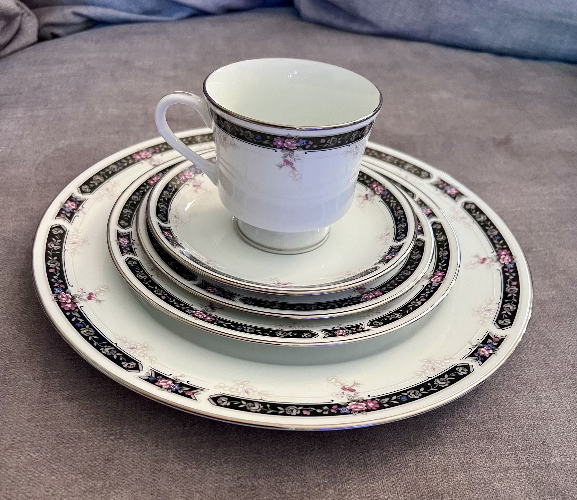 Royal prestige midnight mood, China place setting for 7+