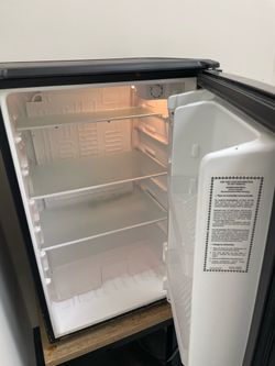 Small fridge w glass shelves