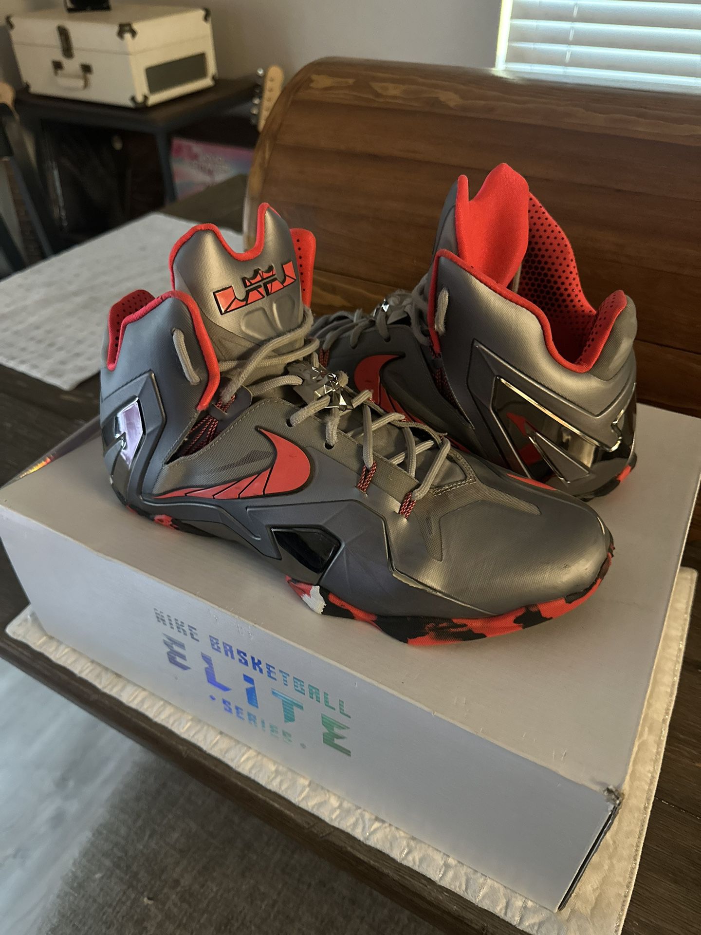 Nike Lebron 11 Elite Basketball Shoes Size 11.5