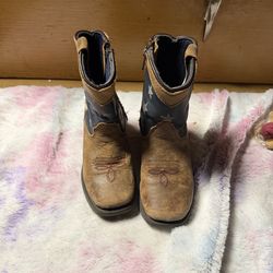 Boys boots size 8