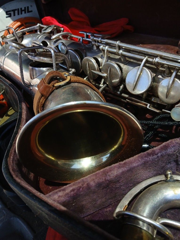 Vintage.
Saxophone