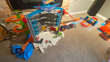 Hot wheels ultimate garage and more