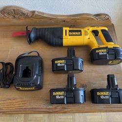 DeWalt DW938 Reciprocating Saw + 4 Batteries & Charger 