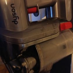 RECHARGEABLE DYSON VACUM !!