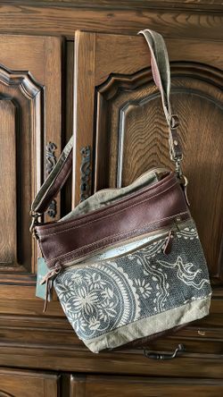 Purse BRAND NEW NEVER BEEN Used