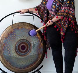 31 INCH WOM KI GONG (NOTE B) w/ stand, case & mallet