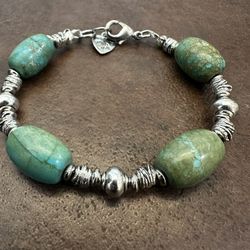 This 8in bracelet showcases vibrant turquoise  Howlite beads paired with silver-toned metal elements, creating a classic Southwestern aesthetic. The n