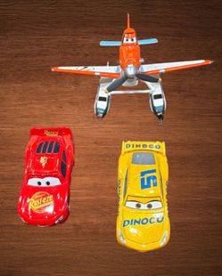 DISNEY PIXAR CARS LIGHTNING MC QUEEN TOY LOT OF 3. ( 2 cars /1 plane)
