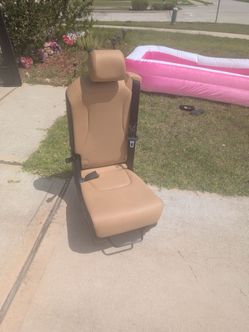 Middle seat to a Kia 2024 carnival