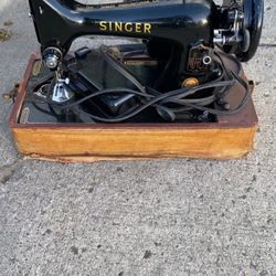 Singer Sewing Machine With Carrying Case EK 968966 99K