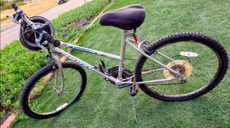 IT'S A STEAL! :) Ladies/Girls mountain bike🚴 $35 OBO