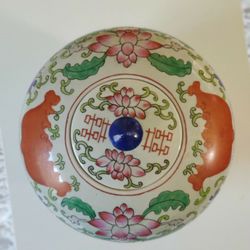 Beautiful Vintage Chinese Jar