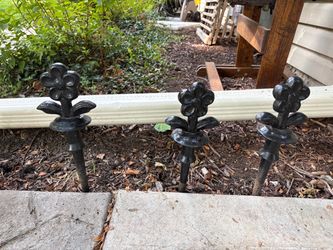 3 cast-iron decorative hose guides hose rides between the 2 round flanges vintage Garden stakes
