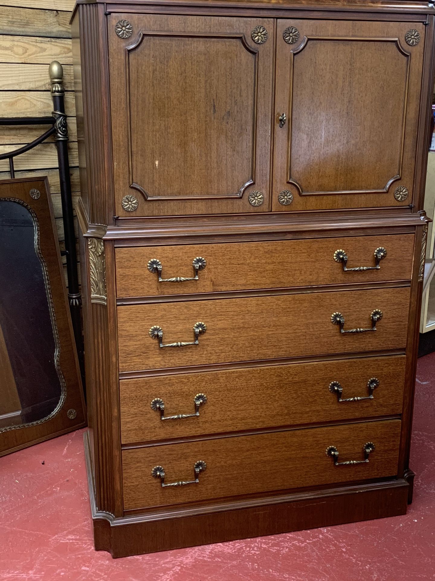 Dresser and mirror with Chester drawer