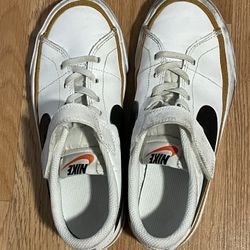 Size 1.5Y Nike. Used But In Very Good Condition 