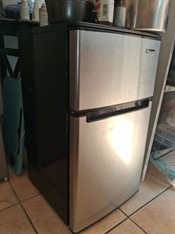 Refrigerator ,, good conditions  .muy buenas condiciones