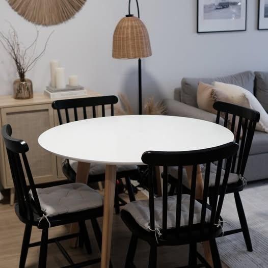 Solid Oak Round Table for Sale – Seats 4 (40") we