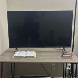 43” Samsung Flat Screen With Built In Stand 10/10 Condition
