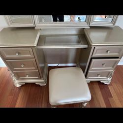 Barely Used Makeup Vanity