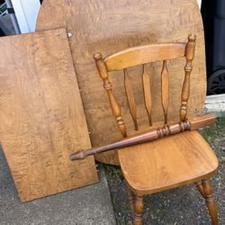 Nice solid Dining table With Leaf And 6 Chairs