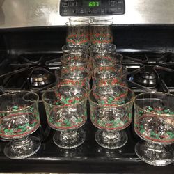 Nice Vintage Christmas Glasses 3 Different Heights