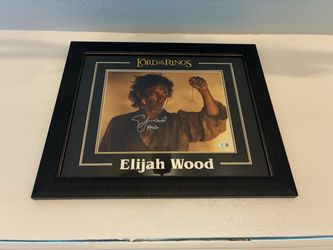 Signed Elijah wood Lord of the rings photo
