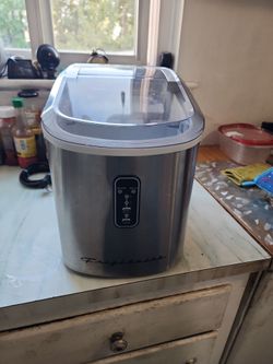 Countertop ice maker