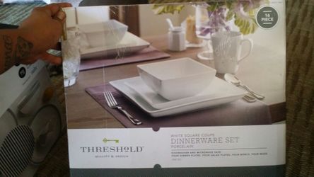 Threshold quality 16 piece dinnerware set