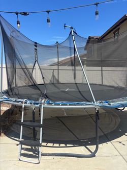Trampoline with ladder, net and sprinkler