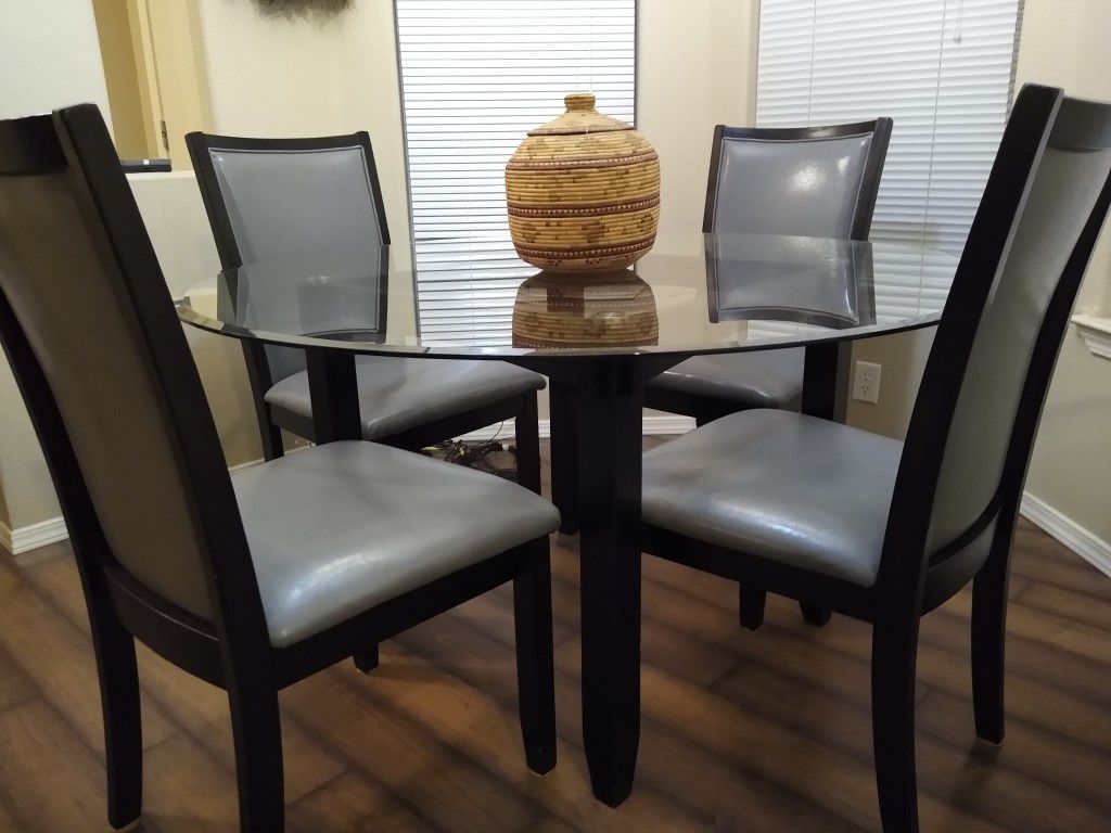 Very Nice..broyhill crystal dining table N four high back powder blue with black trim chairs..