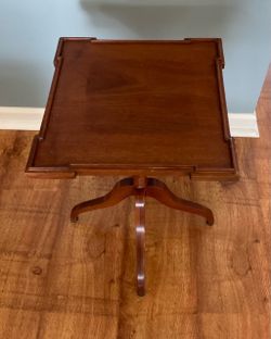 Table/ Walnut Pedestal Antique Side Table-4 leg