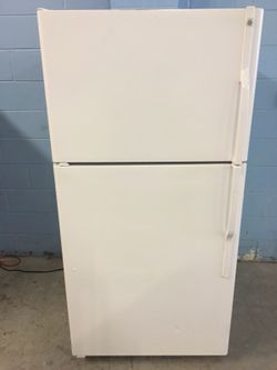 22 Cubic Foot Refrigerator With Ice Maker