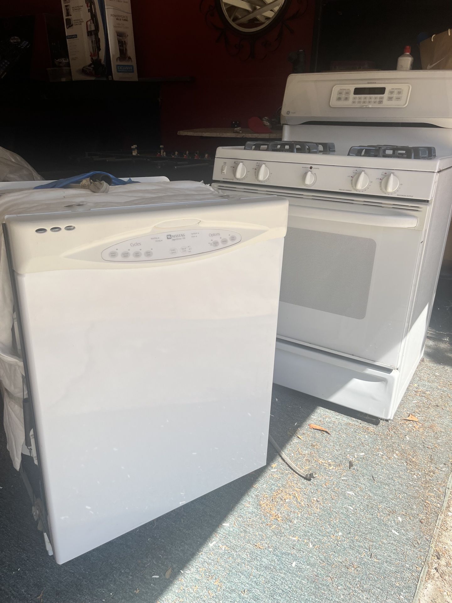 FULLY FUNCTIONAL STOVE AND DISHWASHER