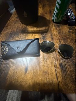 Ray-Ban Aviator Classic (RB3025) – Like New w/ Case