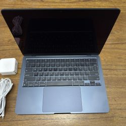 2022 MacBook Air 13.6” Apple M2 chip 256GB SSD 8GB Ram Midnight