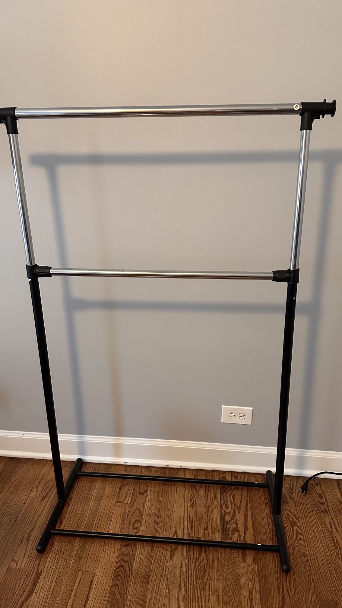 Adjustable Double Clothing Rack – 85 cm Wide, Black Metal Frame