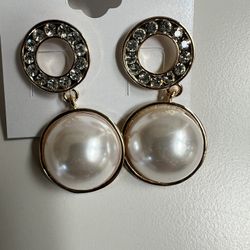 Very Light And Attractive Earrings 